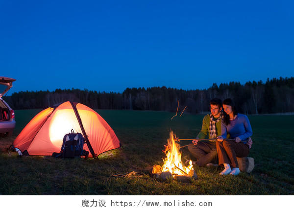 带帐篷生篝火露营的情侣户外旅游